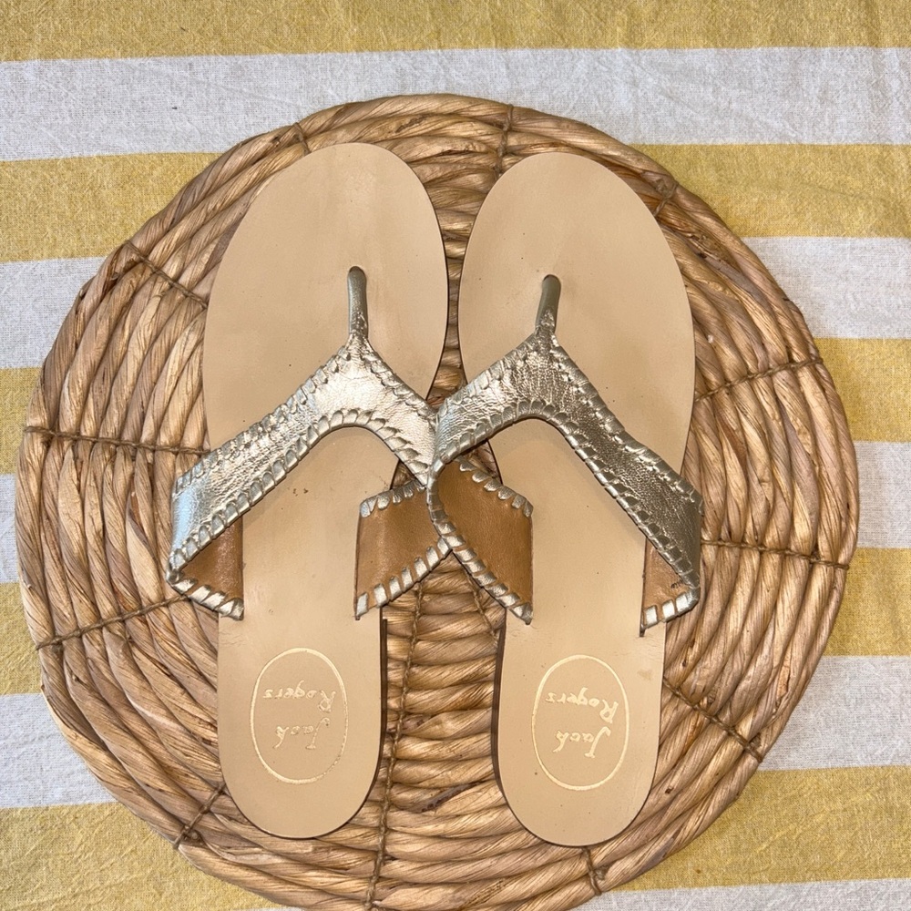 Jack Rogers Gold Metallic Thong Sandals • Size 8.5
Excellent almost NEW cond.
